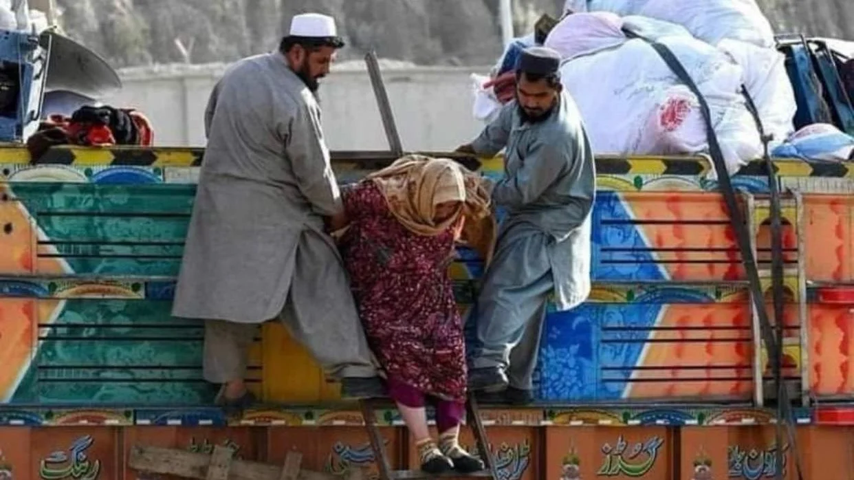 Afghan families flee Pakistan as deportations intensify